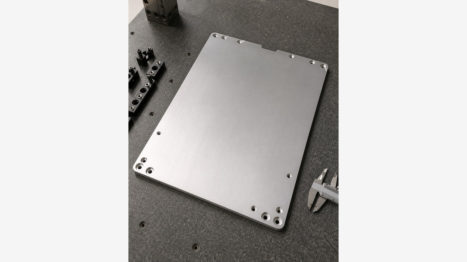 CNC Machining Review of a Rectangular Load-Bearing Plate for Custom Automation Assembly Equipment: Hole Relationships and Burr Control
