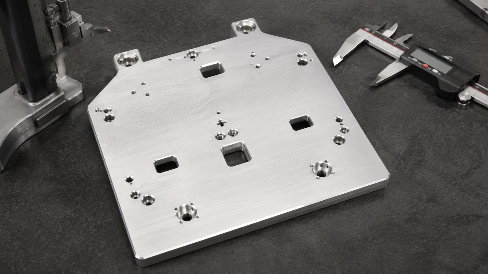 Machining Risks in an Aluminum Thin Mounting Plate for Automation Fixtures: Counterbores, Slots, and Assembly Verification